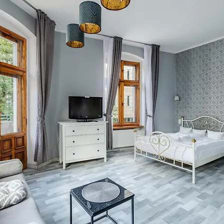 Functional And Comfortable Very Berry In By Renters דירה *