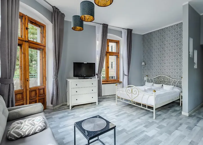 Functional And Comfortable Very Berry In By Renters Apartment *