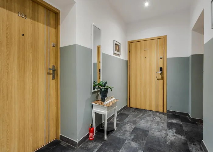 Functional And Comfortable Very Berry In By Renters דירה *