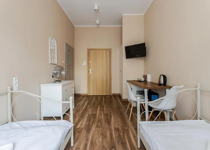 דירה Functional And Comfortable Very Berry In By Renters פוזנן