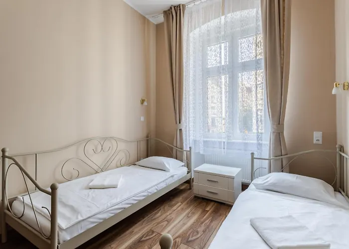 Functional And Comfortable Very Berry In By Renters דירה פוזנן