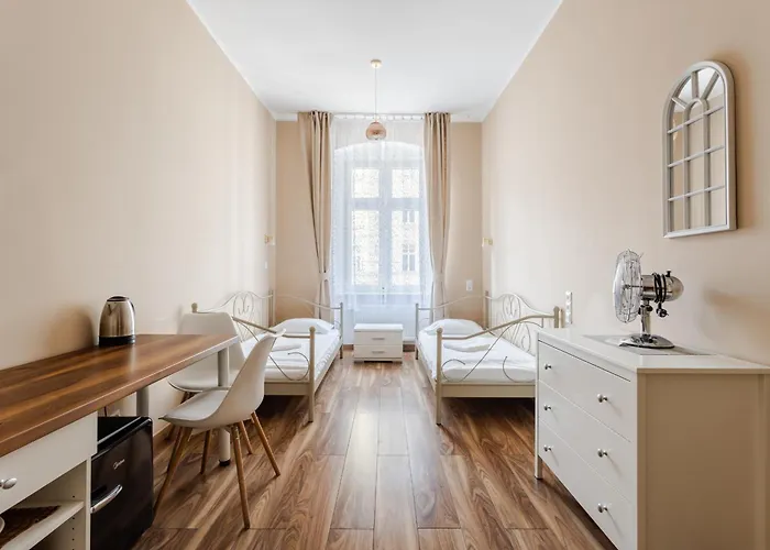 דירה Functional And Comfortable Very Berry In By Renters פוזנן