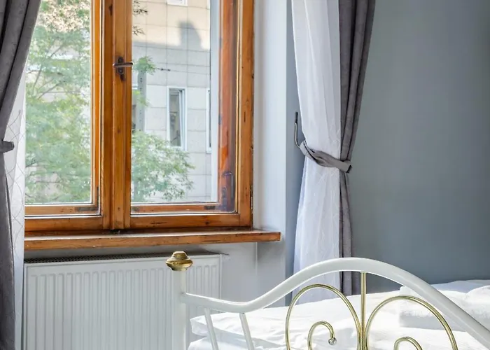 Functional And Comfortable Very Berry In By Renters דירה